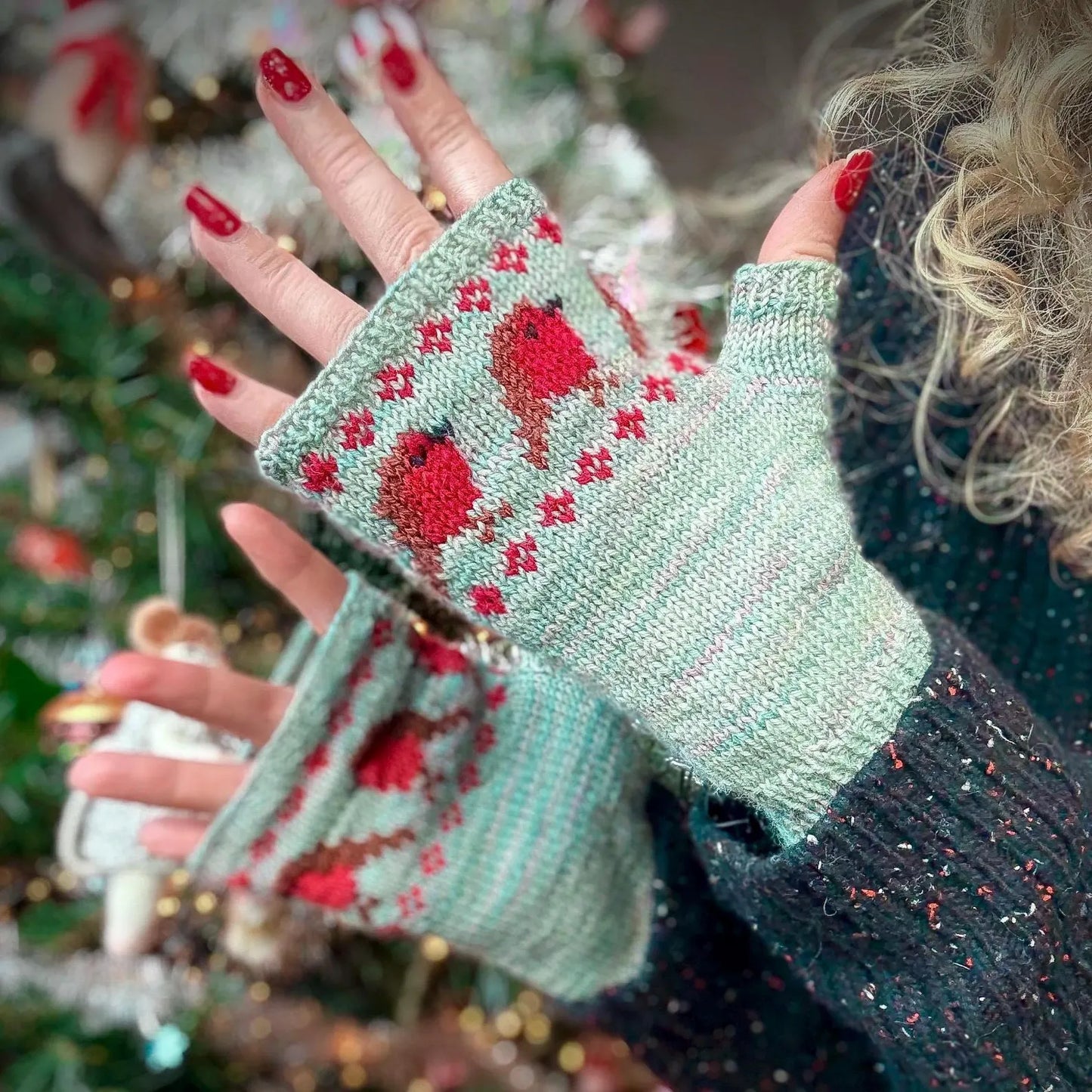 Festive Robins Mitts Knitting Pattern
