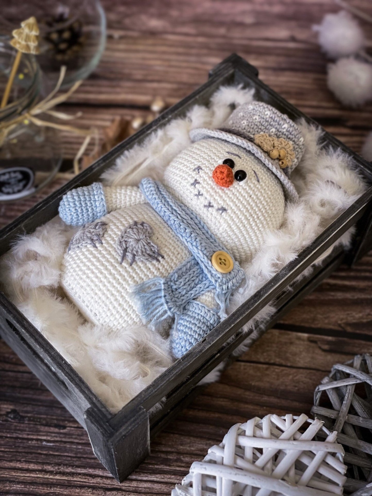 Snowy the snowman amigurumi crochet pattern