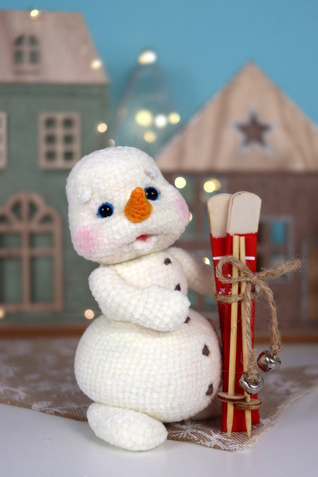 Small Fluffy Snowman Crochet Pattern