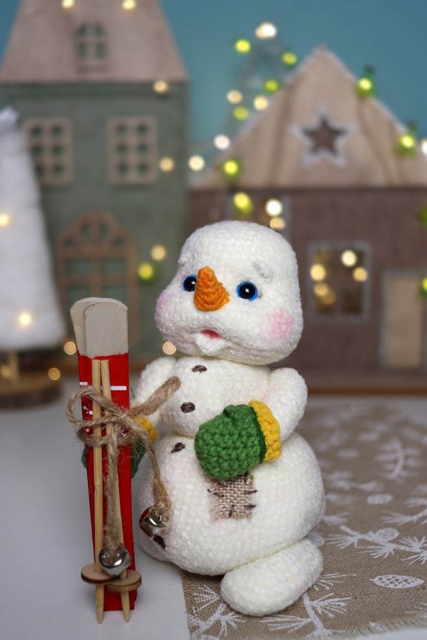 Small Fluffy Snowman Crochet Pattern